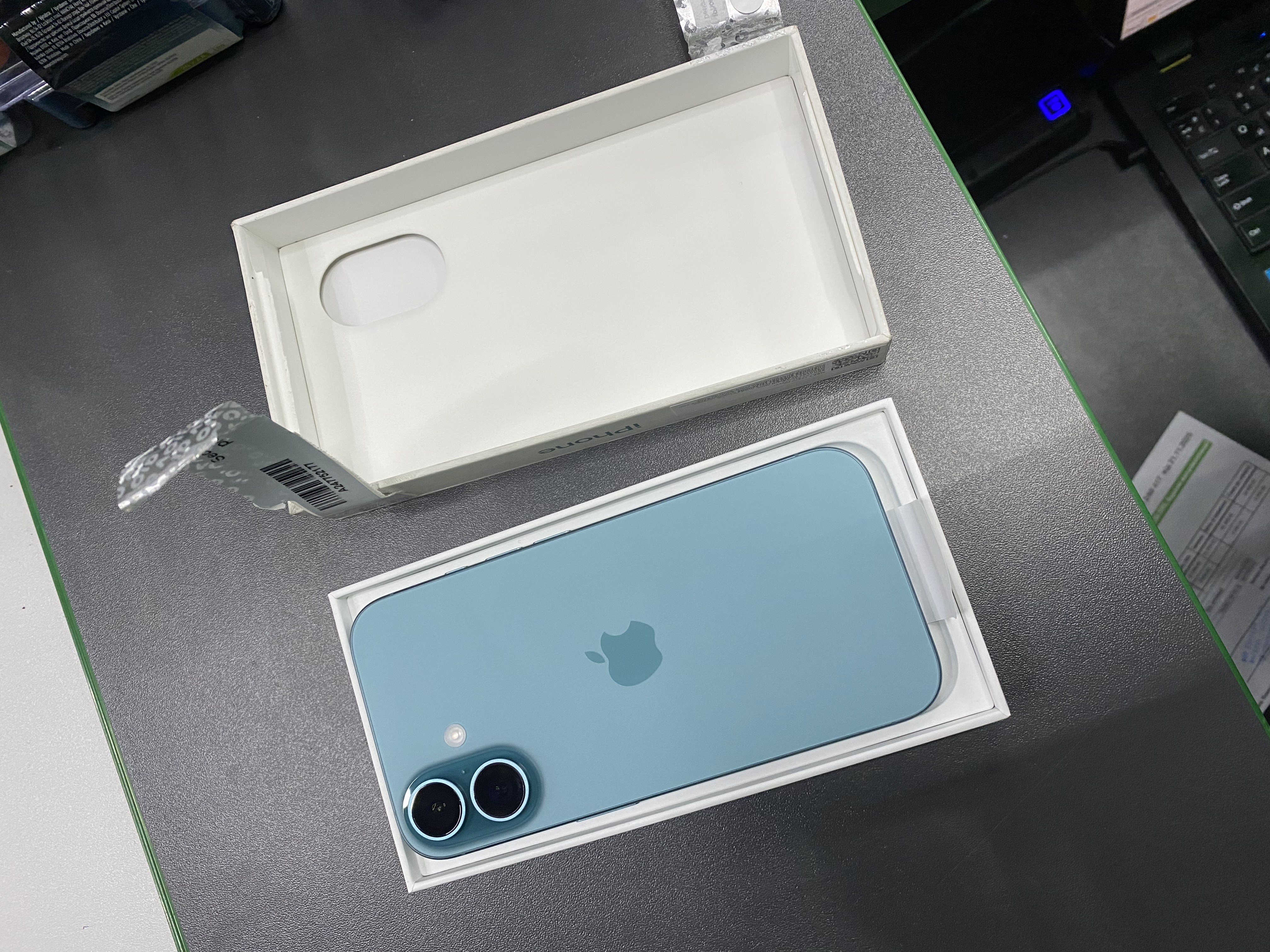 Уцінка * Смартфон Apple iPhone 16 128GB Teal (MYED3SX/A) фото №5