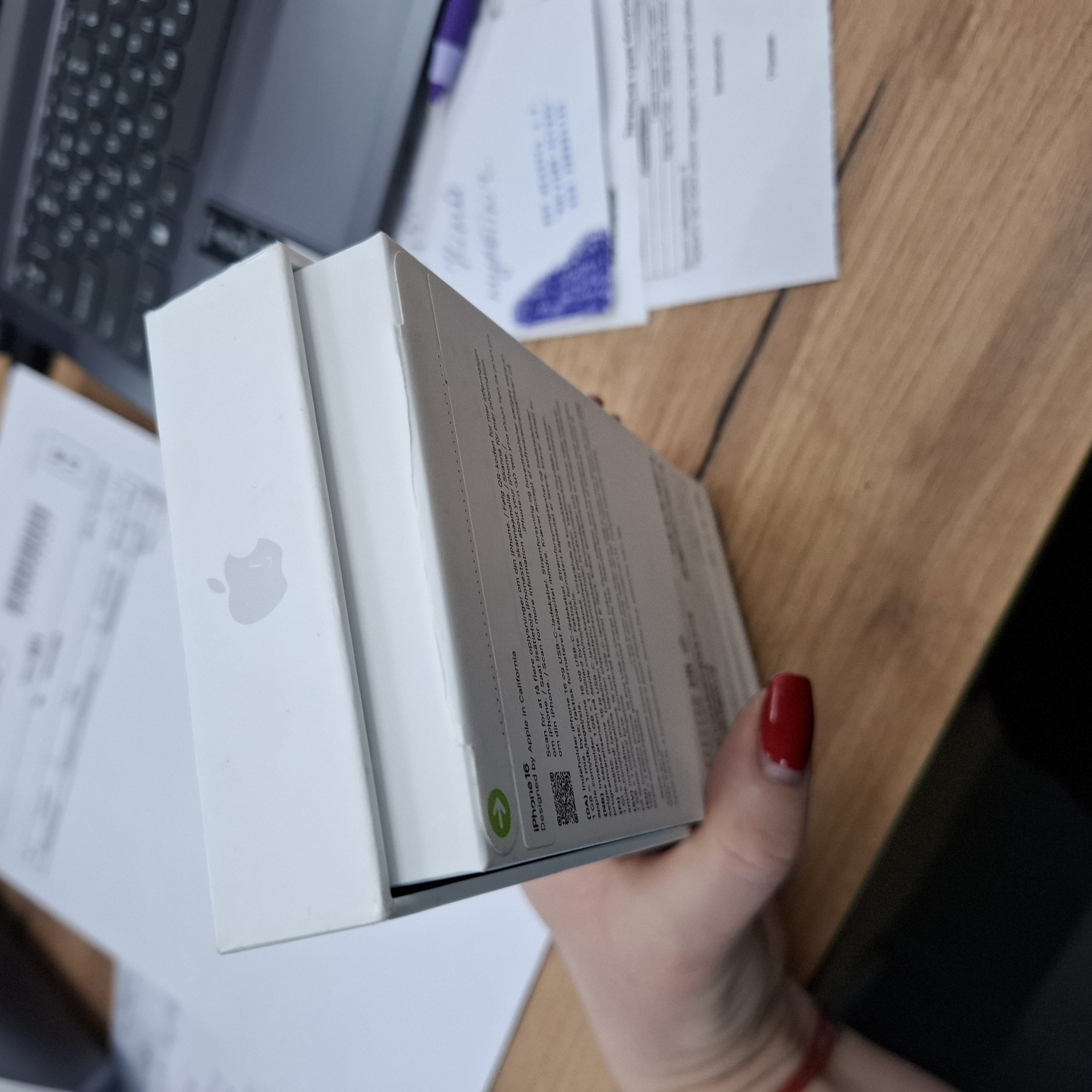 Уцінка * Смартфон Apple iPhone 16 128GB White (MYE93) фото №3