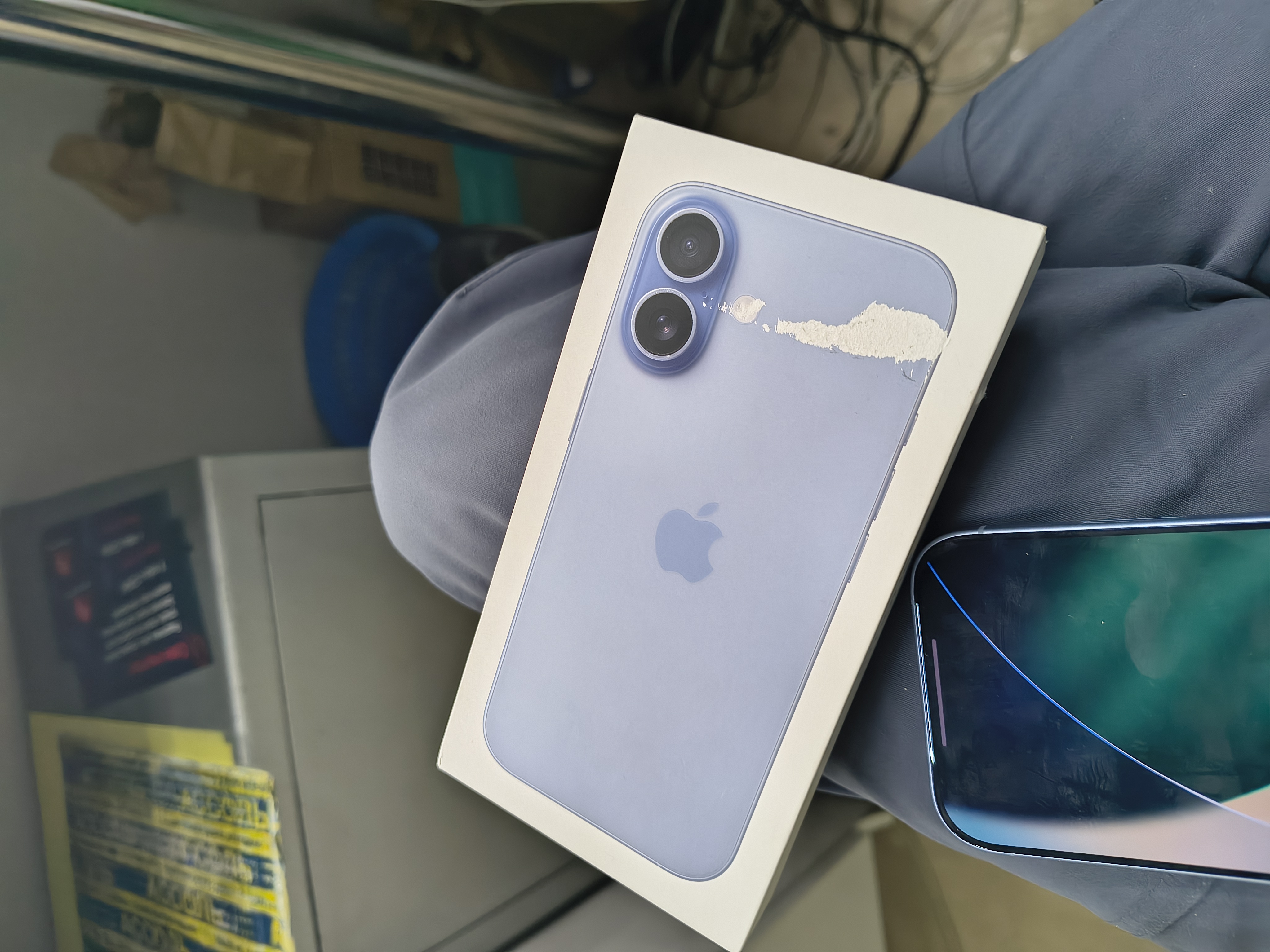 Уцінка * Смартфон Apple iPhone 17 256GB Mist Blue фото №4