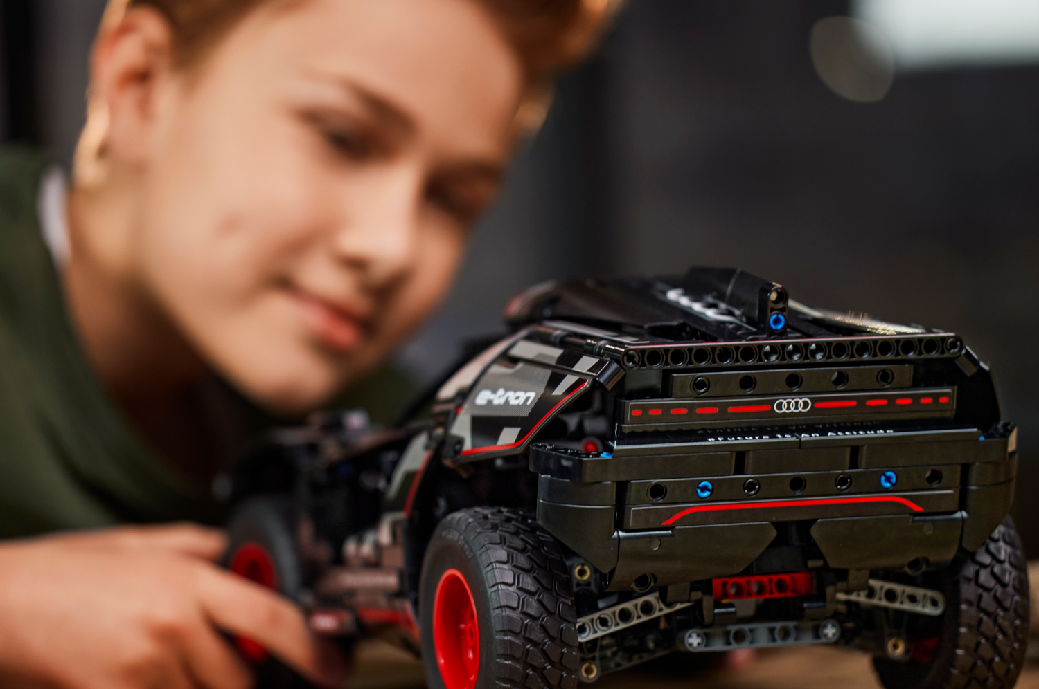 Конструктор Lego Technic Audi RS Q e-tron 914 деталей (42160) фото №9