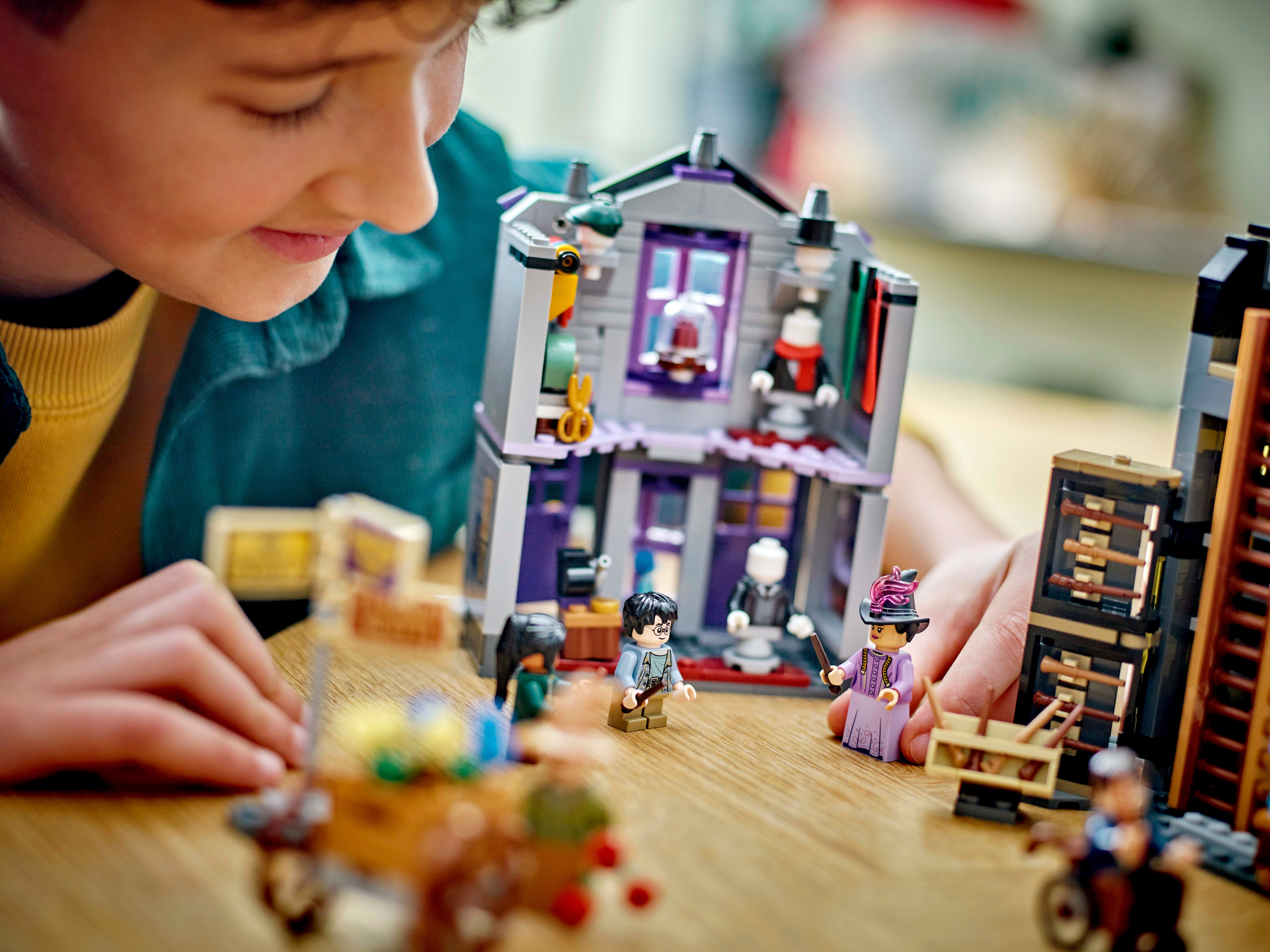 Конструктор Lego Harry Potter Крамниці Олівандера й мантій від Мадам Малкін фото №13