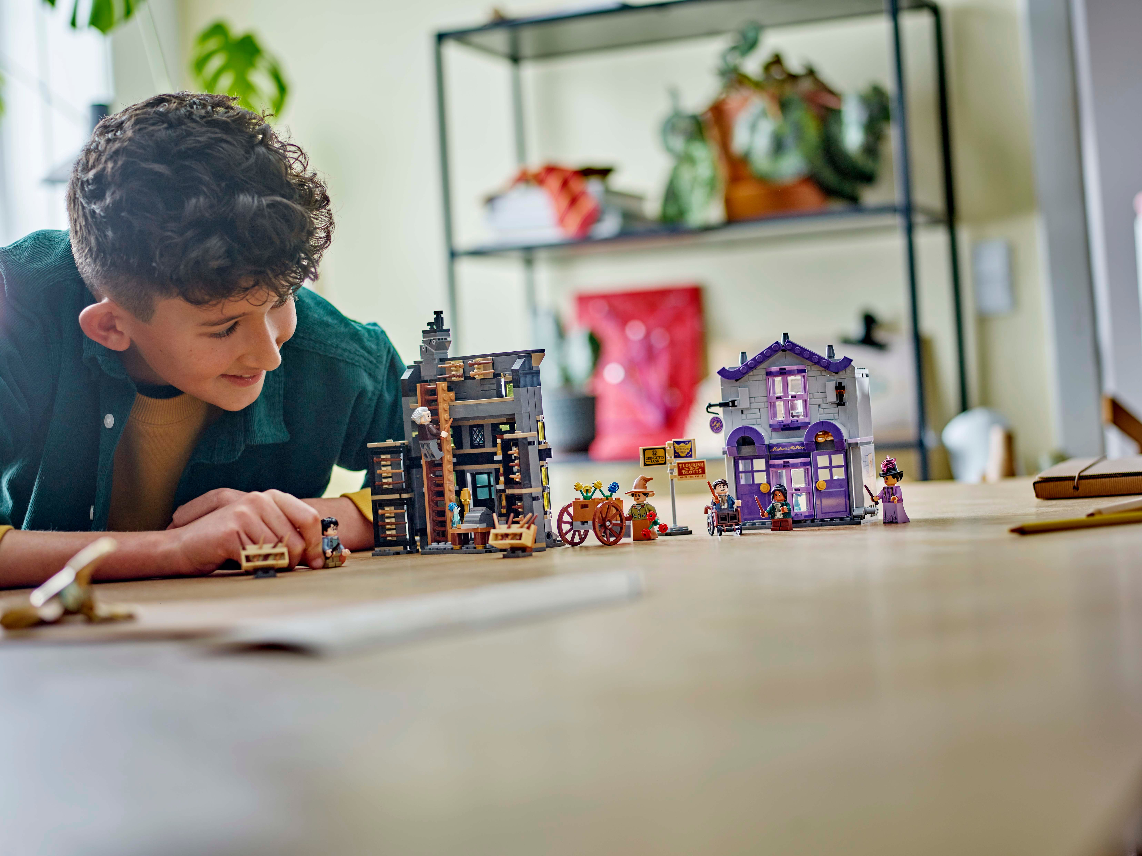 Конструктор Lego Harry Potter Крамниці Олівандера й мантій від Мадам Малкін фото №6
